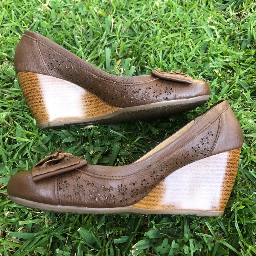 Andrea Round Toe Wedges with Bow